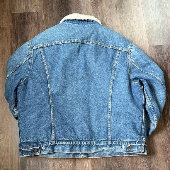 Vintage Levi’s 46R Sherpa-Lined Jean Jacket – Classic & Cozy - Picture 3 of 13